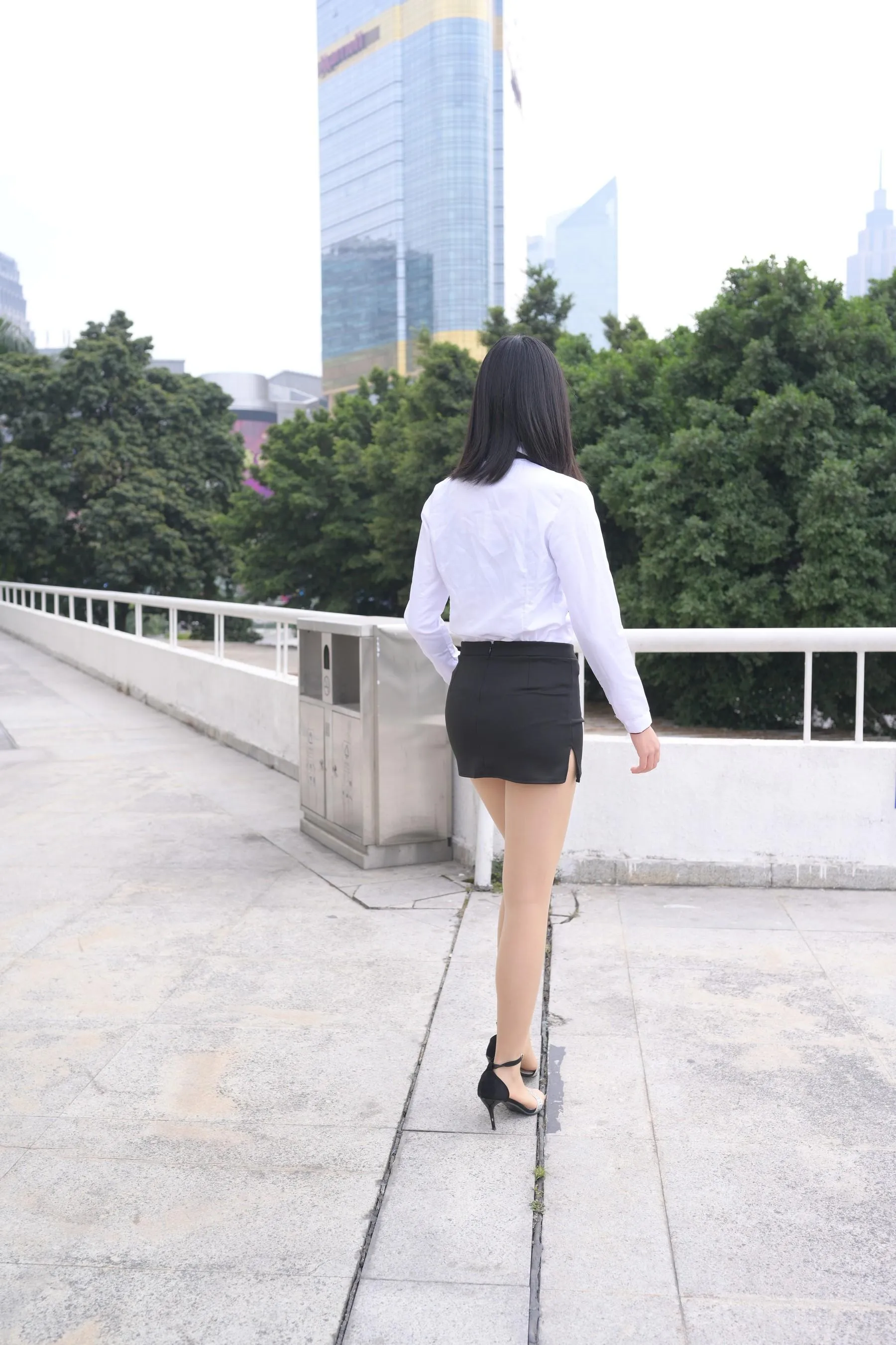 [魔镜街拍] NO.084 程生街拍-商城推销美女长腿肉丝制服 [456P]插图3